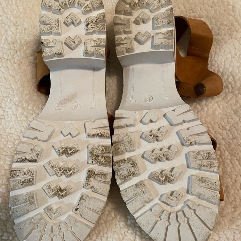 Women's Tan Sandals .  Size10  Comfort brand sandals,   In good condition. - Picture 4 of 7